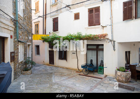 Blick auf die Straße in der Altstadt von Piran, Slowenien Stockfoto