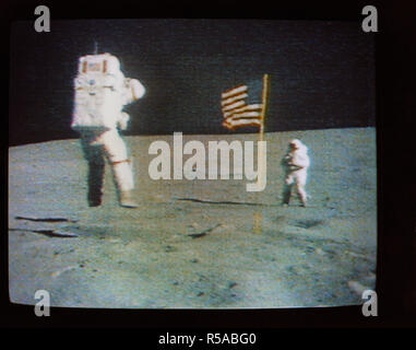 (21 April 1972) - - - Astronaut John W. Young, Kommandant der Apollo 16 Mondlandung Mission, Sprünge von der Mondoberfläche, als er die US-Flagge begrüßt, während der ersten Apollo 16 Extra Vehicular Activity (EVA) auf dem Mond. Stockfoto