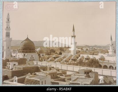 Die Haram in Medina. Album von "Ansichten von Mekka und Medina". Von den Fotografen Veröffentlicht: Delhi [Octr. 15, 1907.]. Maroon Viertel - Leder album, 457 x 384 mm, mit Prints in Fenster Halterungen mit handschriftlichen Arabisch Untertitel. Auf der Rückseite jeder Print ist eine typografische Beschreibung in englischer Sprache, in der es heißt: 'H.A. Mirza & Söhne, Fotografen. [.... [Caption] .... mit einer kurzen Beschreibung.] Ein Blatt. Von den Fotografen Veröffentlicht: Delhi [Octr. 15, 1907.] 14 x 18° Litho. 1. Auflage. Preis, R.1, ein 4'. Das Album enthält historische und architektonische Blick aus Saudi Arabien. Quelle: Foto 174 / (4). Stockfoto