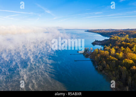 Morgennebel über den Starnberger See, Restaurant Kleines Seehaus in St. Heinrich in der Nähe von Münsing, Drone, Fünfseenland Stockfoto