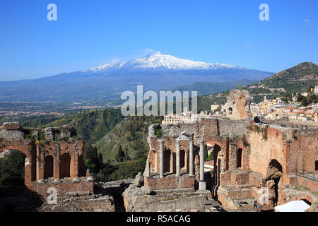 Ruinen des Amphitheaters, Teatro Antico di Taormina, mit Blick auf den Vulkan Ätna, Taormina, Sizilien, Italien Stockfoto