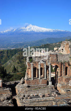 Ruinen des Amphitheaters, Teatro Antico di Taormina, mit Blick auf den Vulkan Ätna, Taormina, Sizilien, Italien Stockfoto