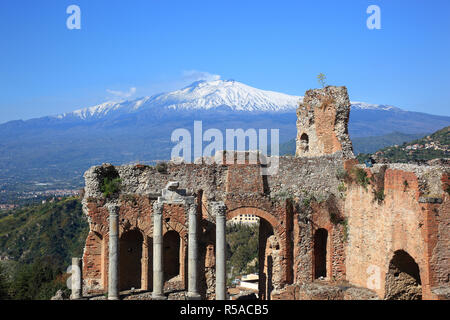 Ruinen des Amphitheaters, Teatro Antico di Taormina, mit Blick auf den Vulkan Ätna, Taormina, Sizilien, Italien Stockfoto