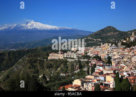 Blick auf den Vulkan Ätna, Taormina, Sizilien, Italien Stockfoto