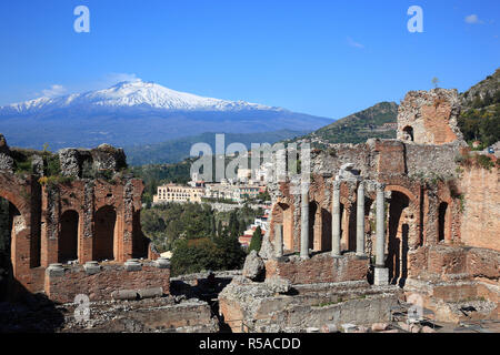 Ruinen des Amphitheaters, Teatro Antico di Taormina, mit Blick auf den Vulkan Ätna, Taormina, Sizilien, Italien Stockfoto