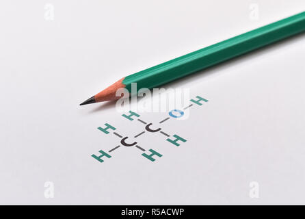 Chemische graph von Alkohol und Bleistift auf hellen Hintergrund Stockfoto