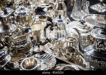 Glänzende Zusammenfassung Hintergrund der antiken Tafelsilber Stücke in einem full frame Luxus durcheinander Stockfoto