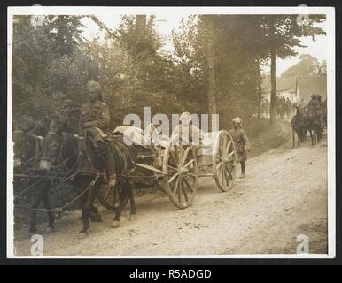 Gepäck etc. einer Kavallerie Brigade im März [ in der Nähe von Fenges, Frankreich]. Truppen der 36. Jakob Pferd Bewegen in einem französischen Dorf. 1. August 1915. Aufzeichnung der indischen Armee in Europa während des Ersten Weltkrieges. Jahrhunderts, 1915. Gelatine Silber gedruckt. Quelle: Foto 24 / (211). Autor: Dhaka, H. D. Stockfoto
