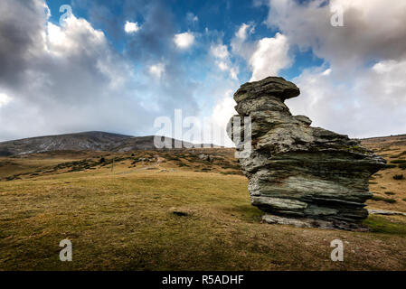 Sar-Berge-SAR planina, Mazedonien Felsen und grünen Landschaft unter einem bewölkten Himmel Stockfoto