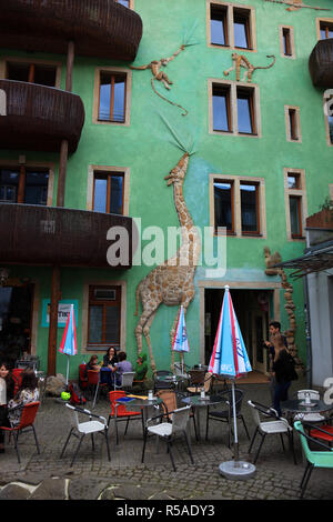 Fassade mit giraffe Abbildung, Kunst Projekt Innenhof der Tiere, Kunsthofpassage, Antonstadt, Dresden, Sachsen, Deutschland Stockfoto