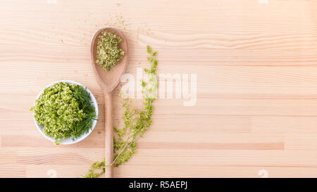 Frische und getrocknete Hedge-Labkraut Stockfoto