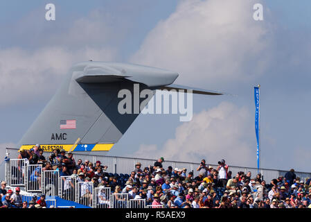 US Air Force Boeing C-17 Flugzeug Schwanz hinter der Tribüne voll von luftfahrtenthusiasten im Royal International Air Tattoo, RIAT, RAF Fairford Airshow Stockfoto