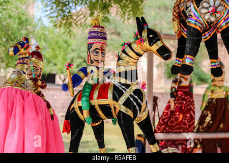 Rajasthani Puppen (kathputli) haben sich auf ein Shop bei Mehrangarh Jodhpur, Rajasthan angezeigt worden. Kathputli ist eine Zeichenfolge, Puppentheater, beheimatet in Rajasth Stockfoto