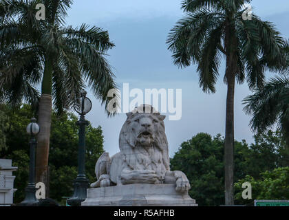 Antique Lion Statue an der Victoria Memorial Gate, Kolkata, Indien Stockfoto