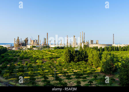 Hafen von Milazzo Ölraffinerie, eines der größten Industriegebiete in Sizilien in der Provinz Messina, Italien Stockfoto