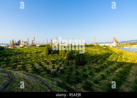 Hafen von Milazzo Ölraffinerie, eines der größten Industriegebiete in Sizilien in der Provinz Messina, Italien Stockfoto