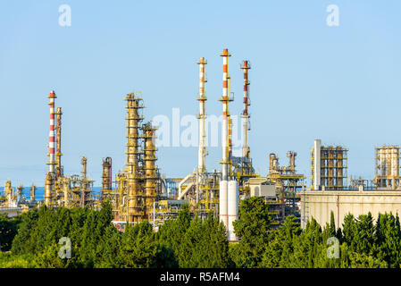 Hafen von Milazzo Ölraffinerie, eines der größten Industriegebiete in Sizilien in der Provinz Messina, Italien Stockfoto