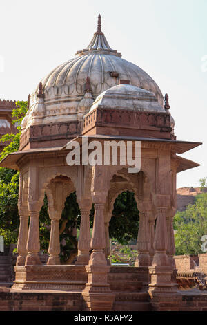 Tempel von Mandore Garten. Mandore Garten ist rund um die Royal kenotaphe (Chhatris) Der rathore Herrscher im 6. Jahrhundert gebaut. Stockfoto