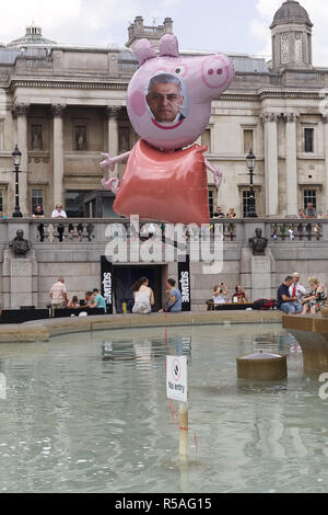 Sadiq Aman Khan britischer Politiker als Bürgermeister von London, Fläche auf einem Pepa Schwein Ballon Stockfoto