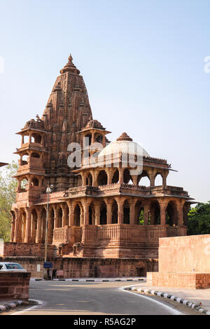 Tempel von Mandore Garten. Mandore Garten ist rund um die Royal kenotaphe (Chhatris) Der rathore Herrscher im 6. Jahrhundert gebaut. Stockfoto