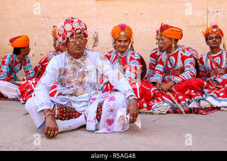 Männer in traditionellen Rajasthani Kleid bei Mehrangarh Fort, Jodhpur, Rajasthan, Indien. Stockfoto