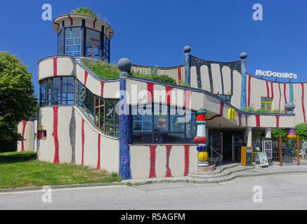 Hundertwasser-Autobahnrasthaus Bad Fischau Friedensreich Hundertwasser 1989-1990 2721 Bad Fischau, Österreich Stockfoto