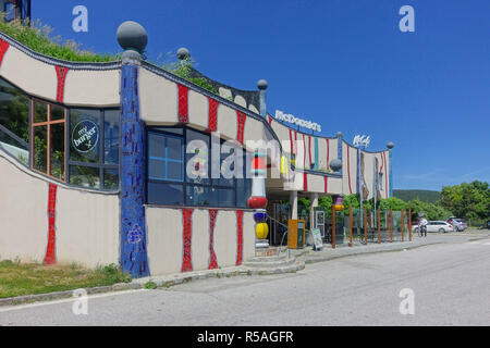 Hundertwasser-Autobahnrasthaus Bad Fischau Friedensreich Hundertwasser 1989-1990 2721 Bad Fischau, Österreich Stockfoto