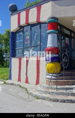 Hundertwasser-Autobahnrasthaus Bad Fischau Friedensreich Hundertwasser 1989-1990 2721 Bad Fischau, Österreich Stockfoto