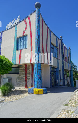 Hundertwasser-Autobahnrasthaus Bad Fischau Friedensreich Hundertwasser 1989-1990 2721 Bad Fischau, Österreich Stockfoto