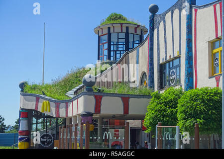 Hundertwasser-Autobahnrasthaus Bad Fischau Friedensreich Hundertwasser 1989-1990 2721 Bad Fischau, Österreich Stockfoto