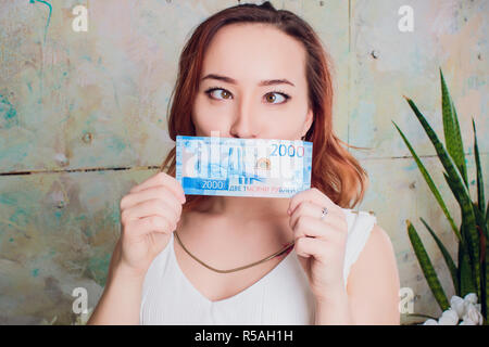 Business woman holding Bitcoin in seiner Hand. Elektronisches Geld Konzept. Stockfoto
