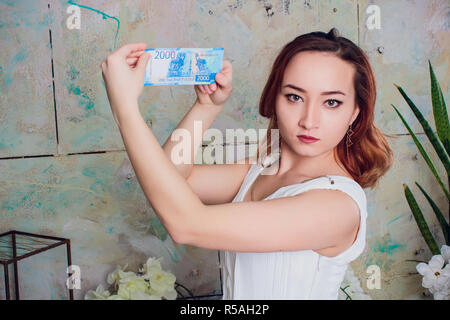 Business woman holding Bitcoin in seiner Hand. Elektronisches Geld Konzept. Stockfoto