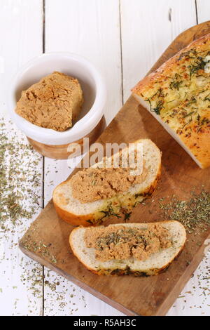 Norwegische Käse brunost auf weissem Holztisch Stockfoto