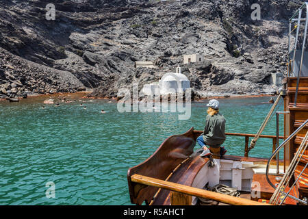 Palaia Kameni, vulkanische griechische Insel, in der Nähe von Santorini. Heißes Wasser schwimmen. Stockfoto