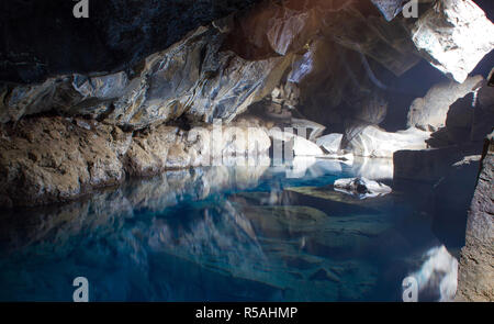 Azurblaues Wasser in heißen termal Höhle, Island Stockfoto