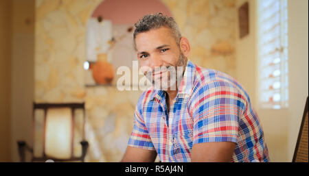 Portrait Glücklich homosexuelle Mann mit Kamera im Innenbereich Stockfoto