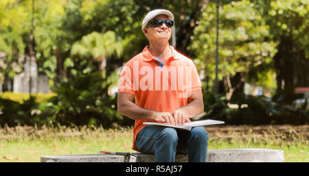 Behinderte Menschen mit Behinderung Blinden lesen Braille Buch Stockfoto