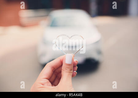 In der selektiven Fokus der Hand drückt auf Fernbedienung auto Alarmanlagen. Kreuz Verarbeitung und Split Ton instragram wie Prozess. Mit Sun Light Stockfoto