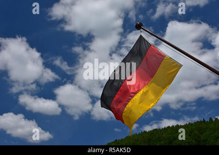 Deutschland Fahne vor der Weiß-Blauen bayerischen Himmel Stockfoto