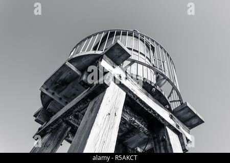 Whitby West Pier Erweiterung Steuerbord Grün Leuchtturm am Hafen Eingang Stockfoto