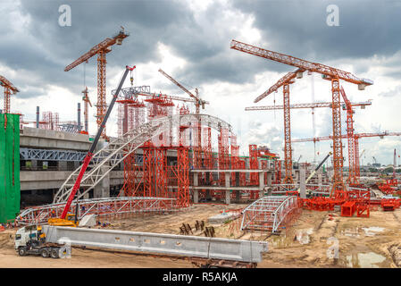 Baukräne Arbeiten an Expressway und Skytrain Standort in Asien Stockfoto