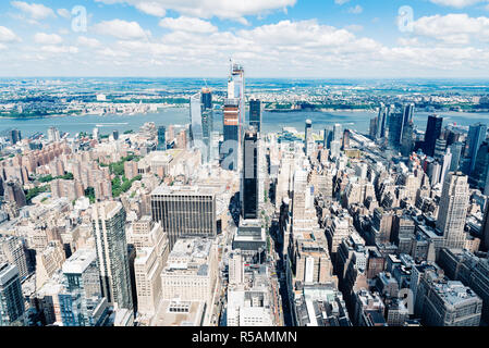 New York City, USA - 25. Juni 2018: Luftaufnahme von Midtown Manhattan. Hudwon River und New Jersey auf Hintergrund Stockfoto