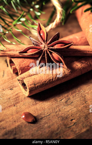 Anis Sterne und Zimtstangen in der Nähe der Weihnachtsbaum. Close-up Anis und Zimtstange Stockfoto