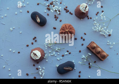 Beste Desserts. Ansicht von oben viele leckere Schokolade Kuchen auf den Tisch serviert wird Stockfoto