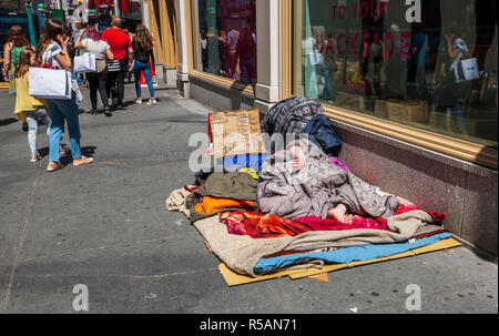 Obdachlose schlafen auf dem Bürgersteig in Manhattan, New York Stockfoto