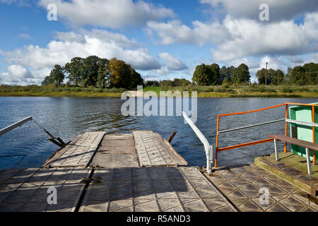 Geht über den Fluss Daugava in Livani, Lettland Stockfoto