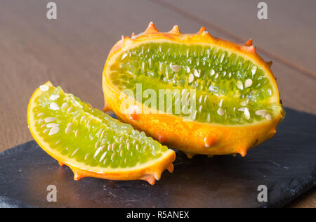 Geschnittenes Obst Kivano Melone auf Holz- Hintergrund. Close Up. Stockfoto