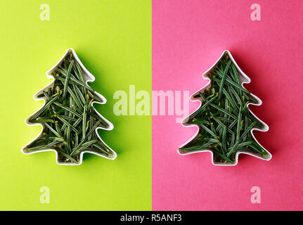 Weihnachtsbaum Konzept von tannenzweigen in der Form eines Kuchens auf roten und grünen Hintergrund. Weihnachtsbaum kreatives Konzept Präsentation. Stockfoto