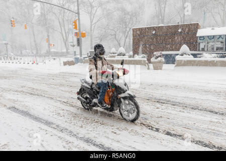 Motorrad fahren in schwere Schneesturm im Winter, Fifth Avenue, Manhattan, New York Stockfoto