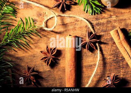 Traditionelle weihnachtliche Gewürze Sternanis und Zimtstange. Weihnachten Gewürze essen Hintergrund Präsentation. Stockfoto